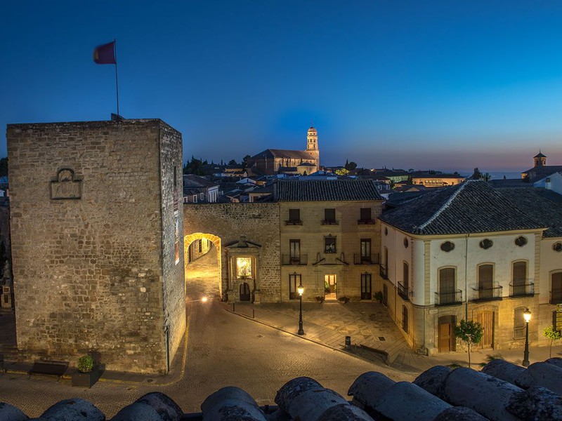 Turismo Baeza - Descubre la historia del Torreón Puerta de Úbeda en Baeza
