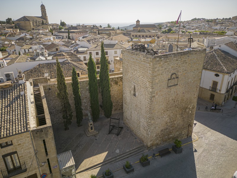 Turismo Baeza - Descubre la historia del Torreón Puerta de Úbeda en Baeza